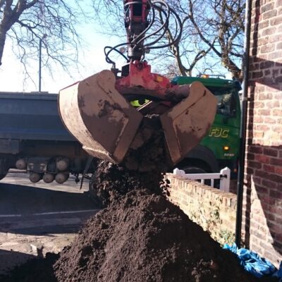 13 Tonne Topsoil Loose Load with Grab Unloading